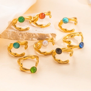Anillos estilo corte francesa en oro con piedras de colores y diseño ajustable