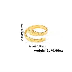 Détails d'une bague serpent en acier titane doré avec texture d'écailles et dimensions
