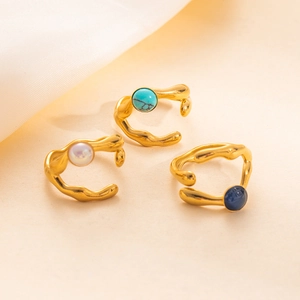Juego de tres anillos de acero de titanio dorado con turquesa y perlas