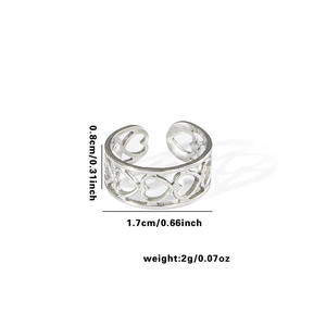Detail van zilveren hartring met afmetingen van 0,8 cm breedte en 1,7 cm binnendiameter
