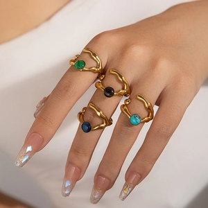 Set de anillos vintage de acero de titanio dorado con incrustaciones de gemas