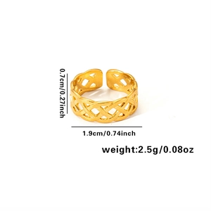 Détail d'une bague dorée ajourée avec hauteur de 0,7 cm et diamètre de 1,9 cm