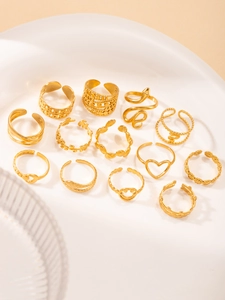Detailansicht des 12-teiligen goldfarbenen Ringsets mit Herz- und Schlangenmotiven