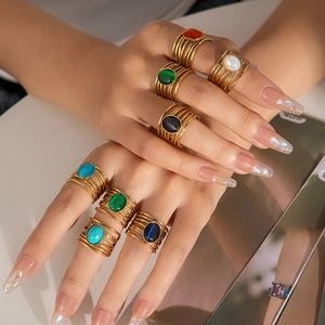 Anillos vintage de acero de titanio chapado en oro con capas y piedras de colores