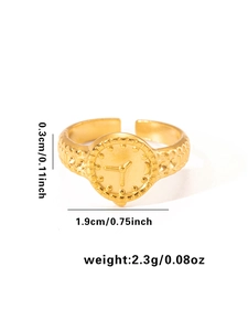 Detalle de anillo de acero de titanio dorado con diseño de reloj y dimensiones