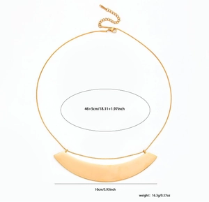 Detail van goudkleurige waaiervormige hanger met slangenketting en afmetingen
