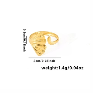 Vue détaillée de la bague ginkgo dorée avec mesures de 2cm et poids léger de 1,4g