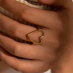 Bague cœur en acier titane doré avec finition martelée et anneau à texture spirale