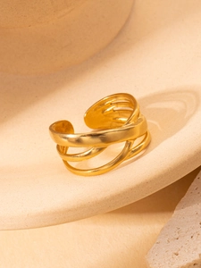 Detail-Makroansicht des vergoldeten verstellbaren Rings mit minimalistischem Dreilagen-Design