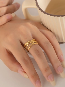 Nahaufnahme eines minimalistischen goldenen dreilagigen verstellbaren Ringes am Modell