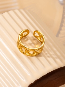 Primer plano detallado de un anillo ajustable chapado en oro con patrones de corazón hueco
