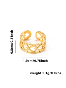 Detalle de anillo corazón calado con ancho de 0,8 cm y diámetro de 1,9 cm