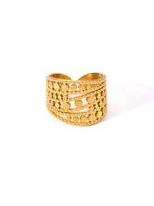 Details des goldenen Wickelrings mit Mikroplättchen und Perlenmuster im Boho-Stil