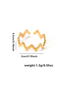 Detalle de anillo de onda dorada con 0,5cm de ancho y diseño ajustable de banda abierta