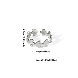 Detail van zilveren verstelbare olijfblad ring met breedte van 0,6 cm en diameter 1,7 cm
