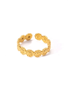 Detailansicht eines verstellbaren goldenen Titanstahlrings mit feinen Gänseblümchen-Reliefs