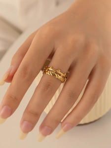 Details des zweischichtigen Goldrings mit Kronenpunkten und gedrehter Seilstruktur