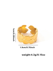 Detalle de anillo dorado ajustable de 1 cm con textura tejida y medidas del producto