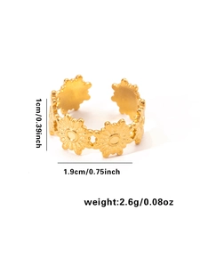 Detalle que muestra el ancho de 1cm y el diámetro de 1,9cm del anillo margarita dorado
