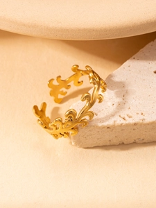 Detail der goldenen Hohlblumengravur auf dem verstellbaren Titanstahlring für Damen