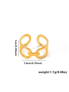 Detalle de anillo abierto de acero de titanio dorado con diseño trenzado de doble capa