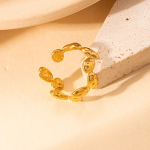 Verstellbarer goldener Titanstahlring mit gehämmerten Elementen und offener Manschette