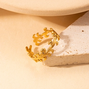 Verstellbarer goldener Edelstahlring mit Vintage-Rankenmuster auf einer Steinbasis
