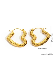 Detailed size view of hammered gold heart earrings with 2.7cm height and 2.5cm width