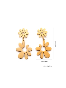 Detail van 18K vergulde bloemenoorbellen met afmetingen van 3 cm hoogte en 1,5 cm breedte