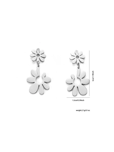 Detailopname van titanium stalen bloemenoorbellen met afmeting van 3 cm en licht gewicht