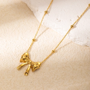 Elegante goldene Schleifen-Halskette aus poliertem Edelstahl mit Perlenkettendesign