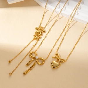 Elegante Halskette aus Gold Titanstahl mit schicken Schleifen und Herzanhängern für Damen