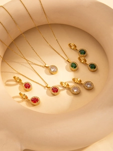 Details von Luxus-Schmucksets aus Titanstahl mit Rubin-, Smaragd- und Zirkon-Anhängern