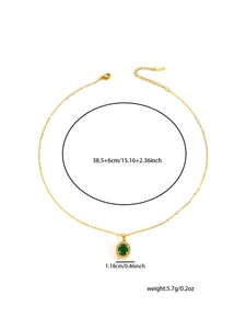 Detailansicht der Goldkette mit grünem ovalem Stein und weißen Zirkonia Anhängermaßen