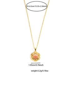 Detail van gouden titanium ketting met roze stenen hanger en maataanduidingen