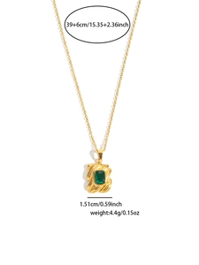 Gouden titanium stalen ketting met groene smaragd hanger toont maten en gewicht aan