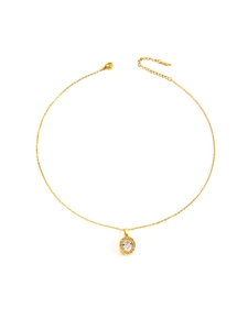 Detailansicht einer goldenen Titan-Halskette mit ovalem Kristall und Zirkonia-Anhänger