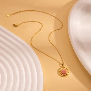 Elegante goudkleurige titanium stalen ketting met ronde roze opaal hanger en textuur