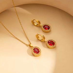 Luxuriöses vergoldetes Schmuckset mit ovalen roten Edelsteinen und Zirkonia-Pavé