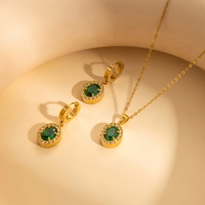 Elegantes Schmuckset aus goldfarbenem Titanstahl mit grünem Zirkon-Anhänger und Ohrringen