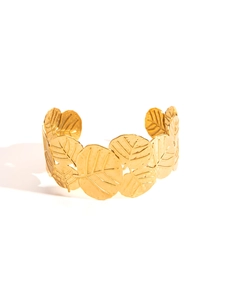Λεπτομερής λήψη από επίχρυσο βραχιόλι 18K με σχέδιο φύλλων και χειροποίητη σφυρήλατη υφή