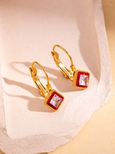 Detail of leverback earrings with red frame and square crystal in 18K gold plating