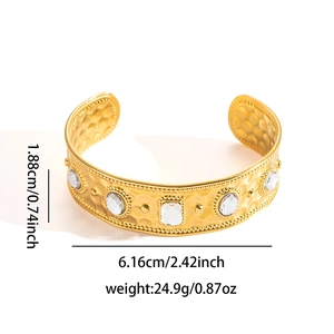 Dettaglio del bracciale rigido strutturato in oro 18k con cristalli e dimensioni