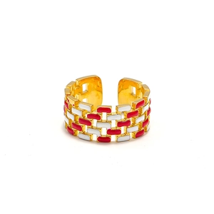 Detail eines 18k vergoldeten Rings mit rot-weißem Emaille-Gittermuster und offener Form