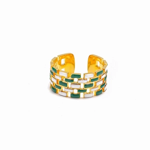 Detailansicht der 18k vergoldeten Ring mit grün-weißen Emaille-Rechtecken im Webdesign