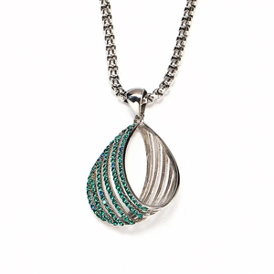 Collier argenté tendance avec pendentif goutte en zircone micro-pavé sur fond blanc