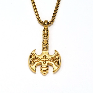 Collana con ciondolo ascia da battaglia vichinga dorata con nodi celtici e croce
