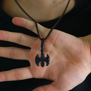 Collana da uomo con pendente a ascia vichinga nera e motivi a nodi celtici sulla mano