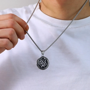 Primer plano detallado del collar medallón del zodiaco Sagitario en acero vintage