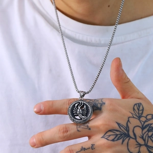 Primer plano de collar con colgante de escorpión vintage con cadena en un modelo